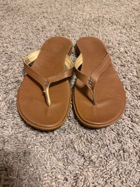 OluKai Women's Tan Brown Leather Thong Sandals